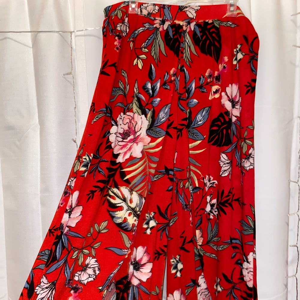 Cute pants with a slit in the front!